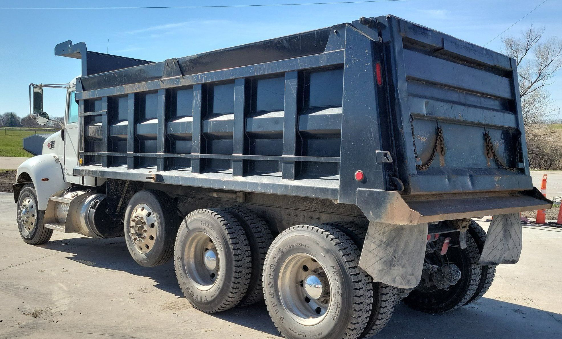2014 Peterbilt 348 - photo 1