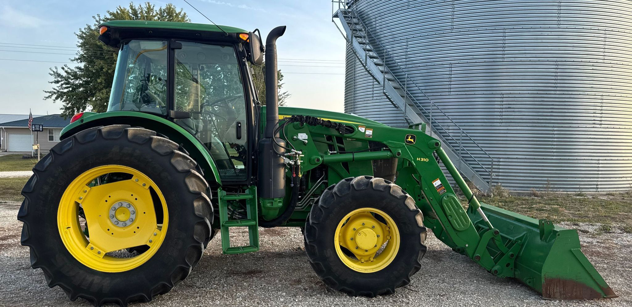2019 John Deere 6105E - photo 1