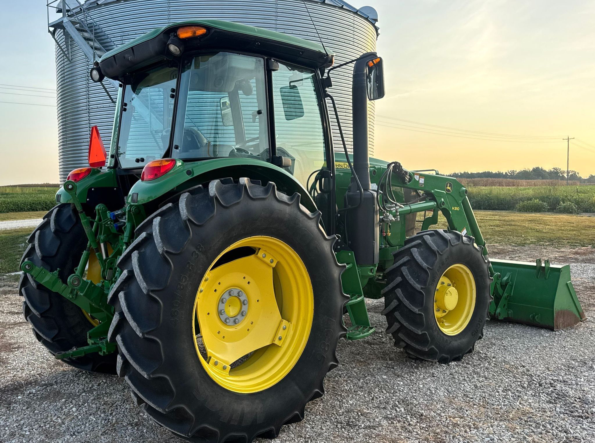 2019 John Deere 6105E - photo 1