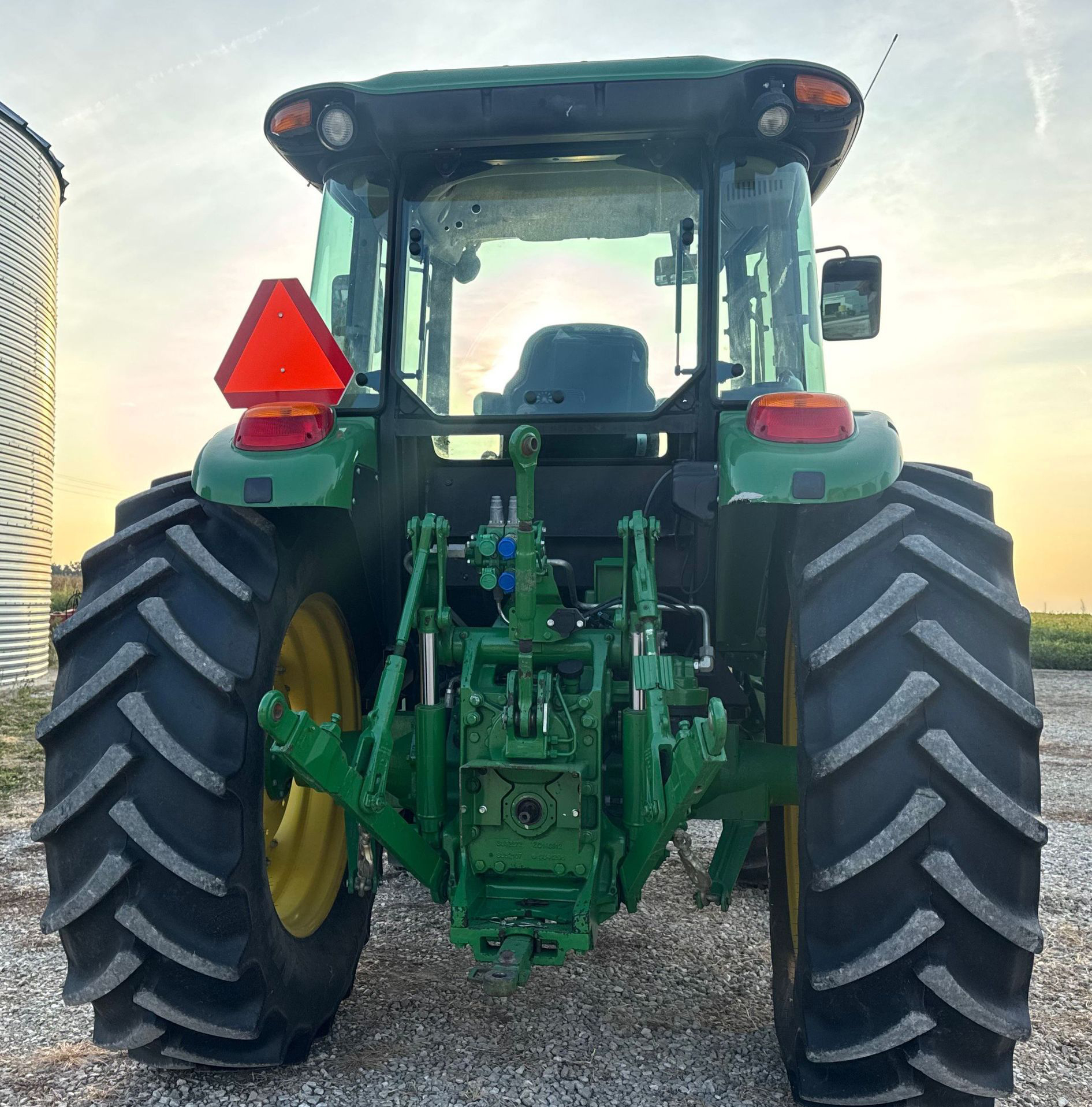 2019 John Deere 6105E - photo 1