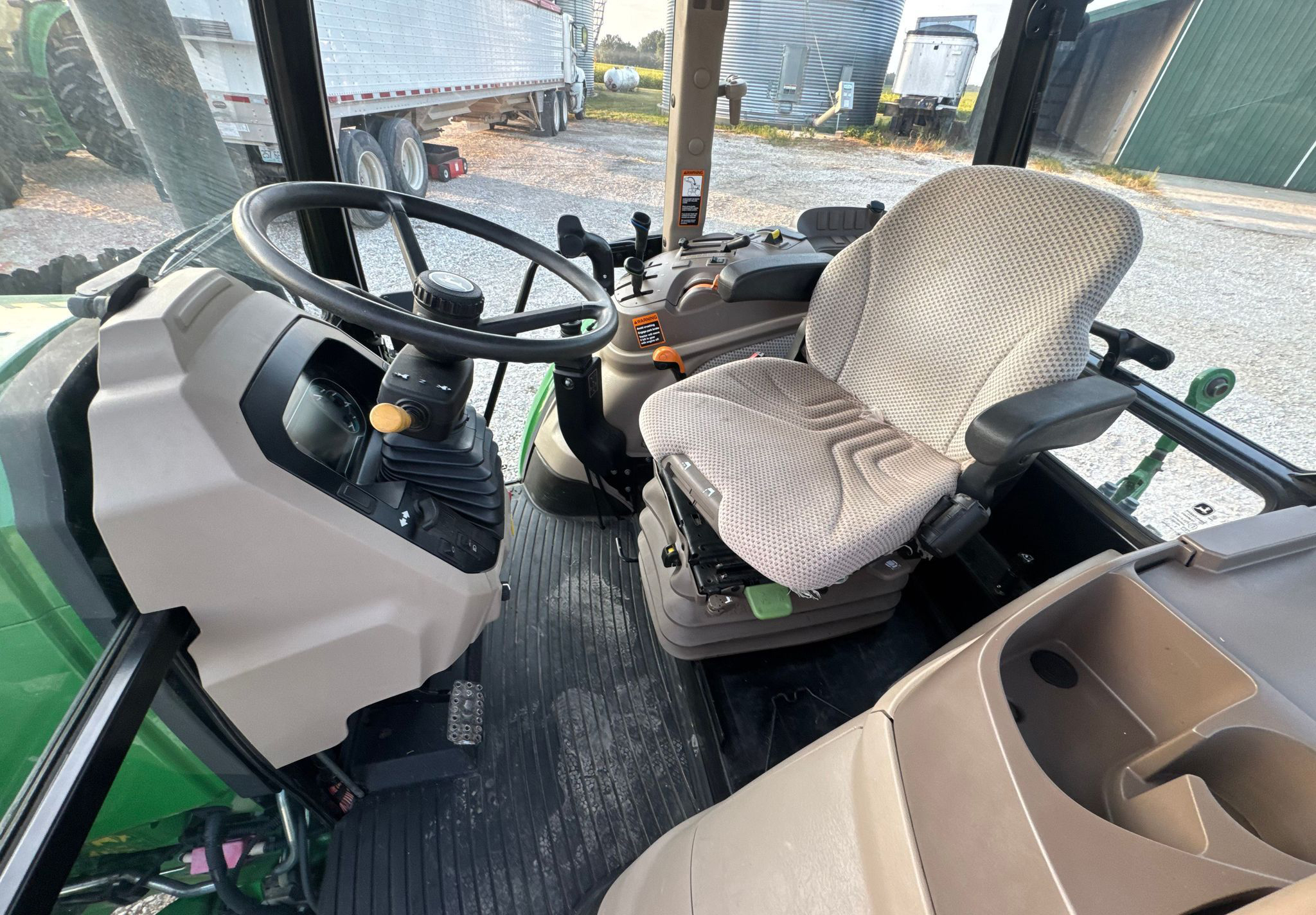2019 John Deere 6105E - photo 1