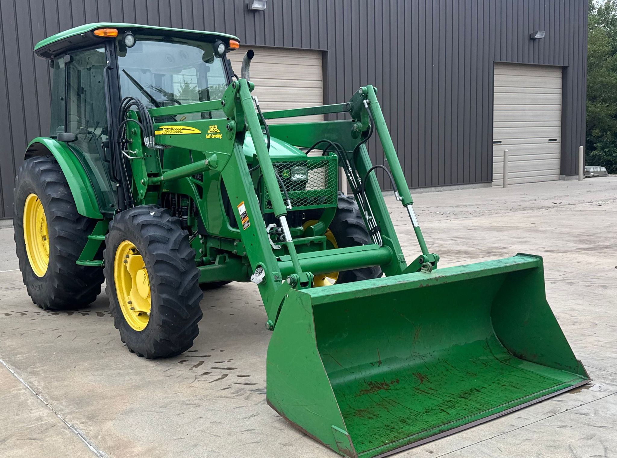 2010 John Deere 5085M - photo 1