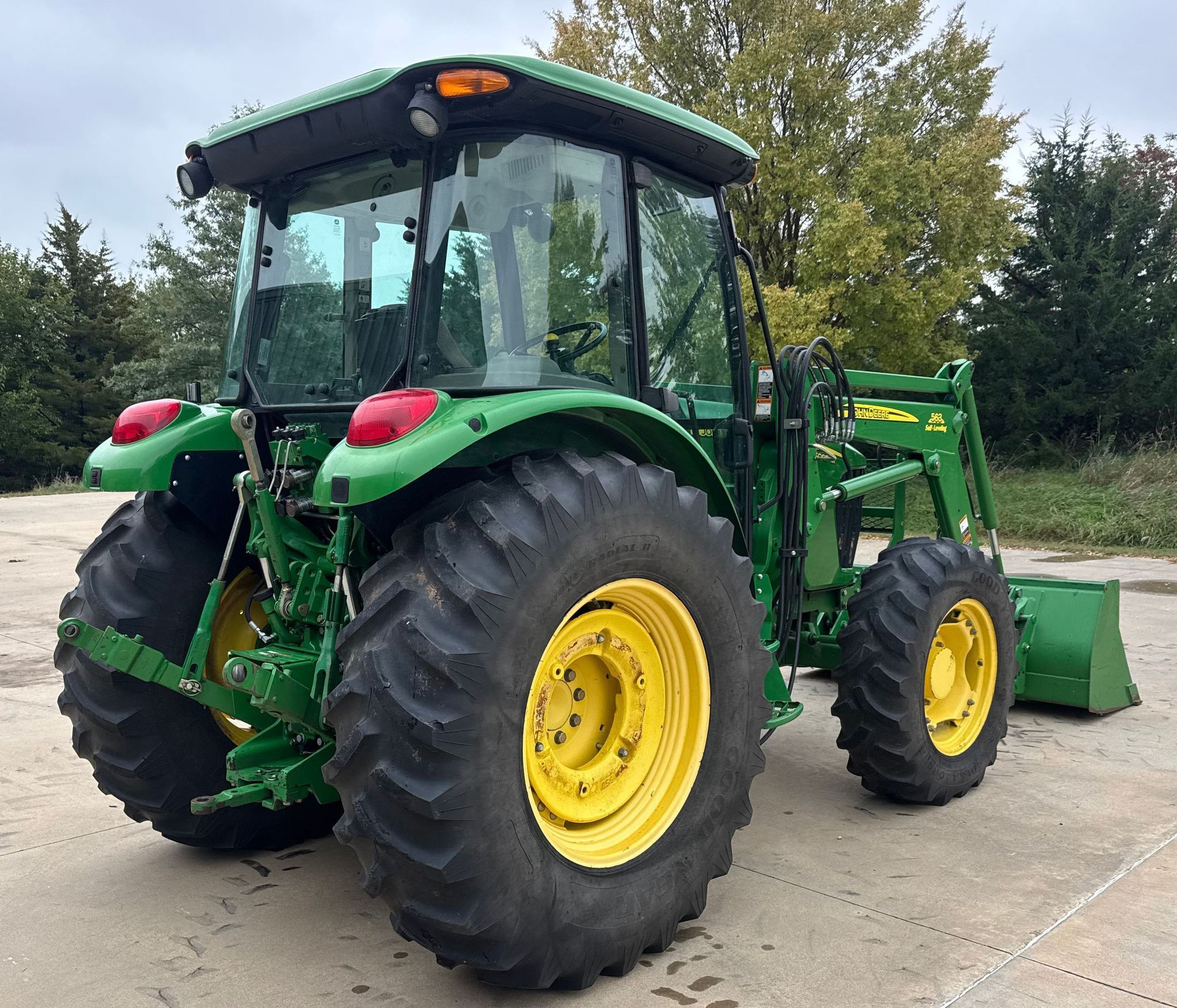 2010 John Deere 5085M - photo 1