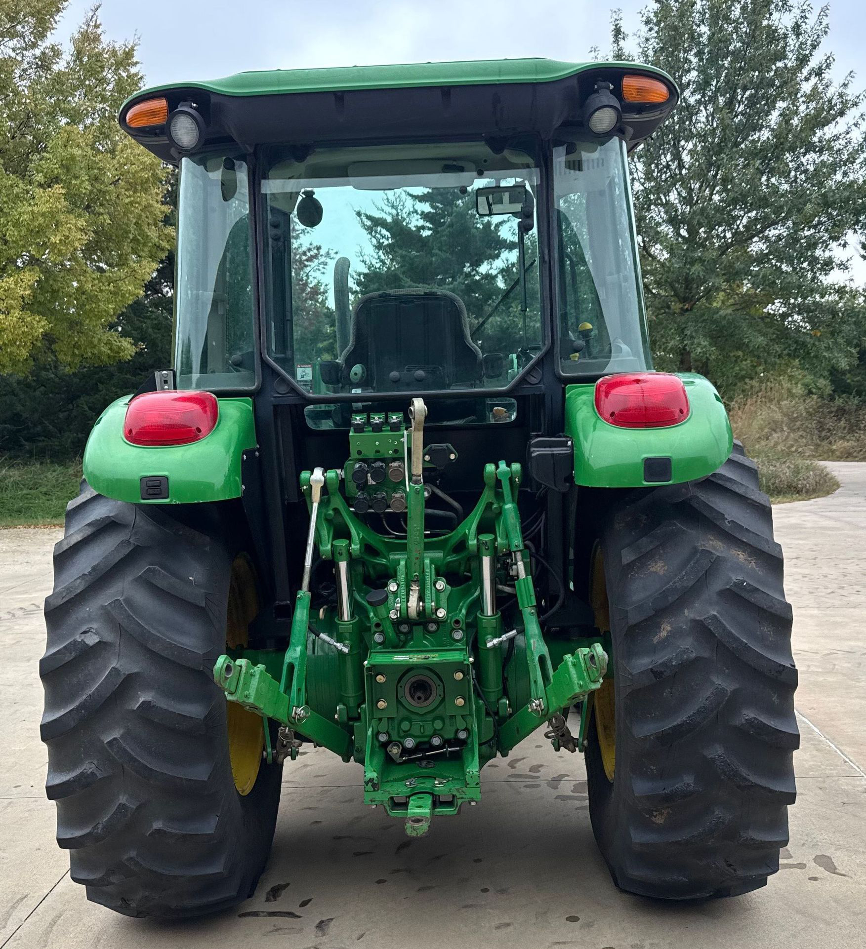 2010 John Deere 5085M - photo 1