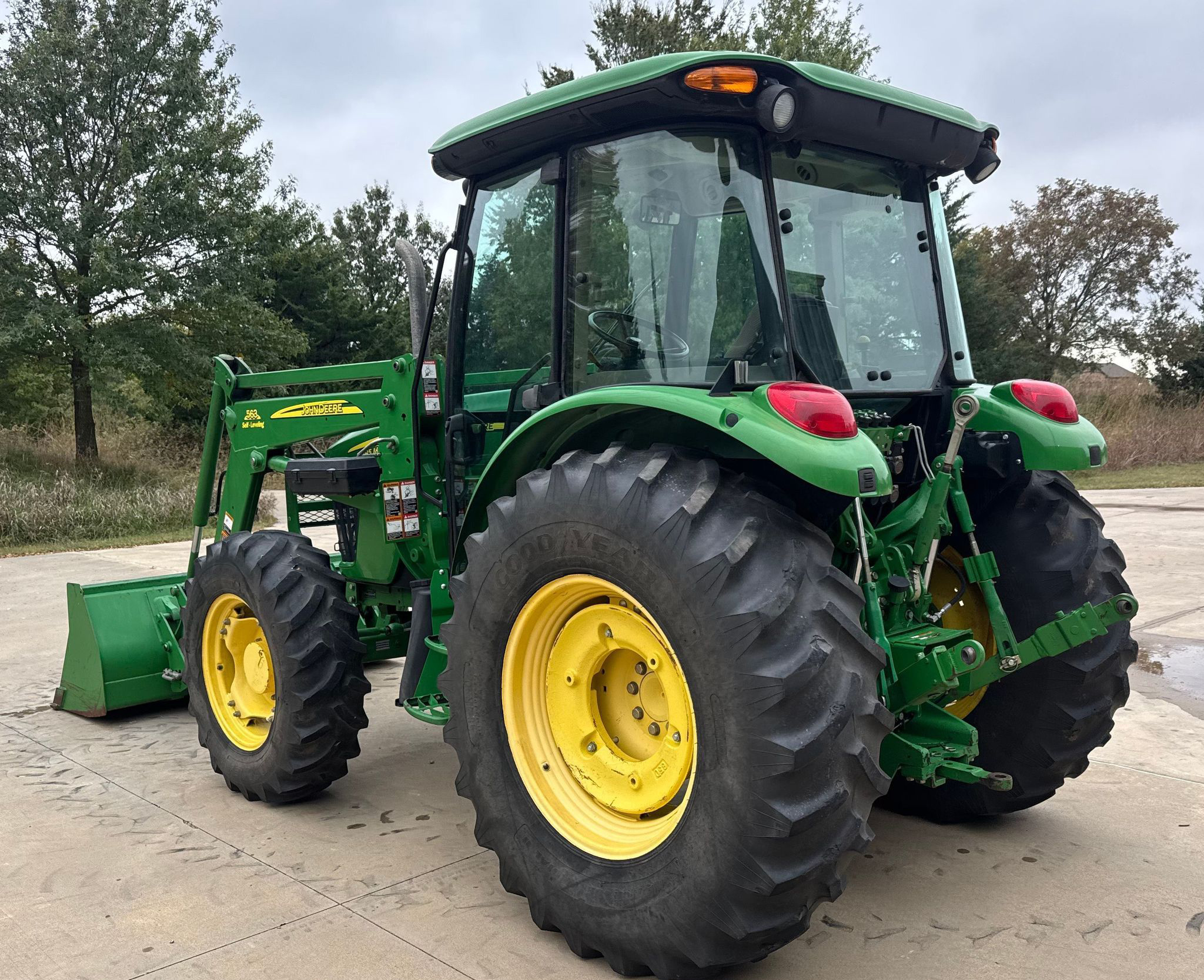2010 John Deere 5085M - photo 1