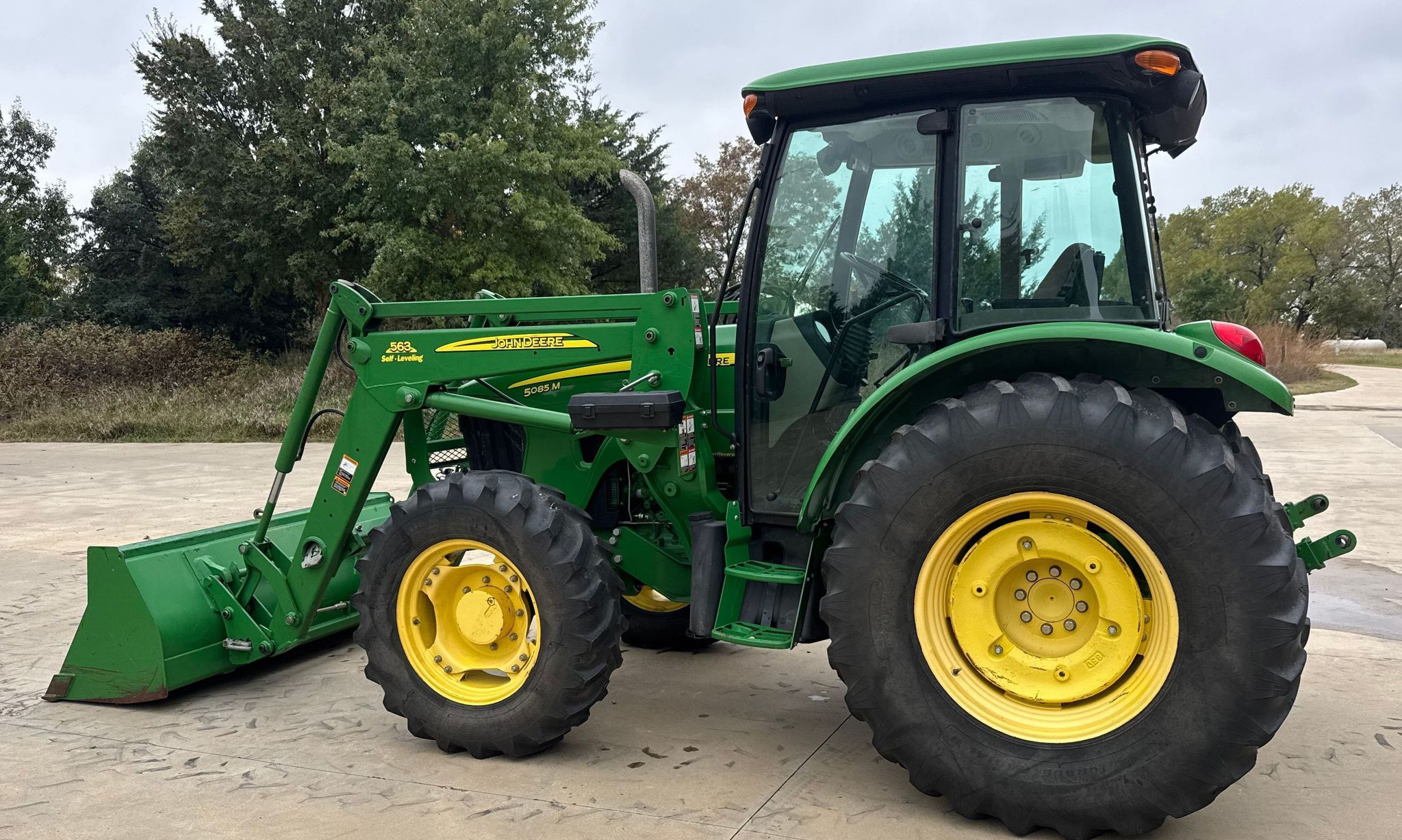 2010 John Deere 5085M - photo 1