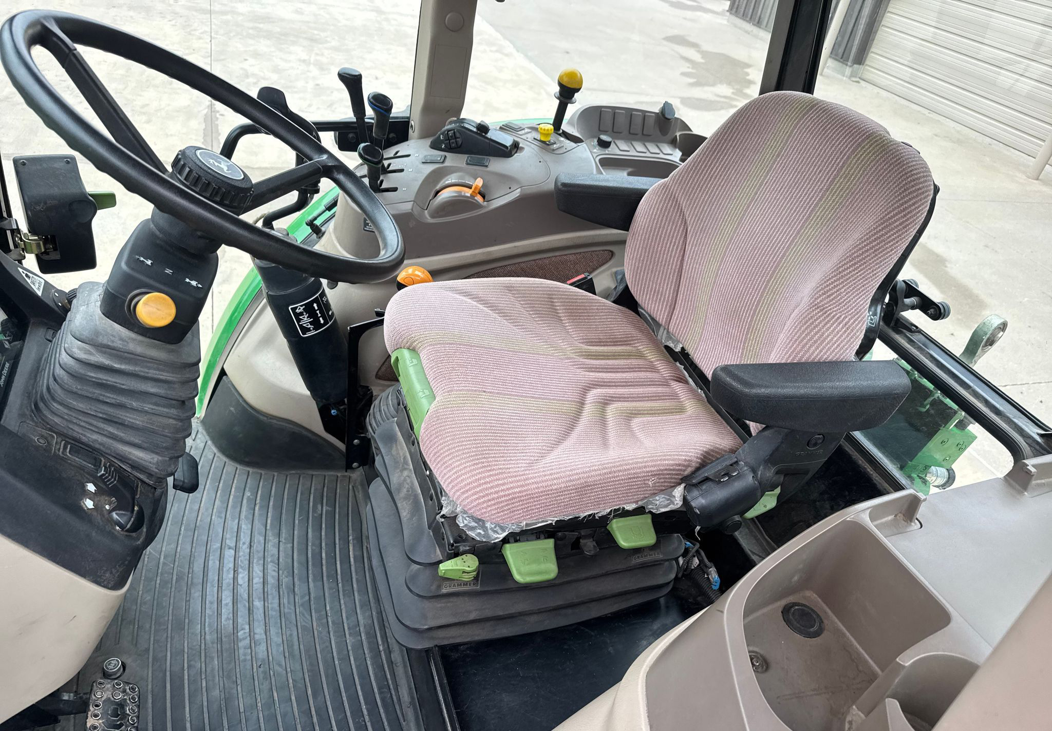 2010 John Deere 5085M - photo 1
